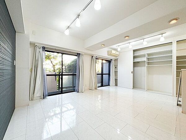 光と風があふれる開放的なリビングダイニング。明るく穏やかな空気のなかで飲んだり、食べたり、笑ったり。