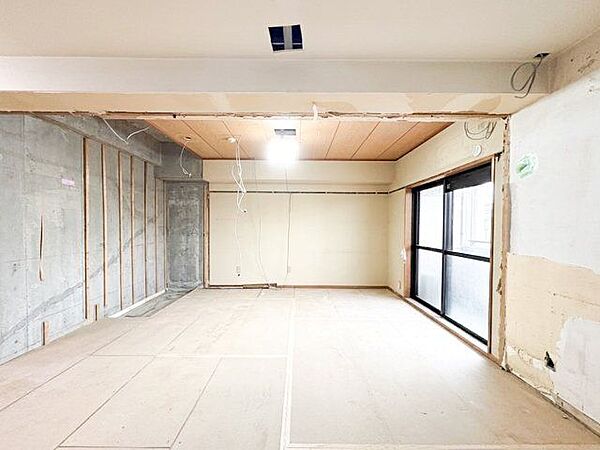 吹きぬける風を感じながら爽やかで風通しの良い暮らし。心に余裕をもたらす快適住戸。（AIにより家具・小物を消去したCG加工画像です）