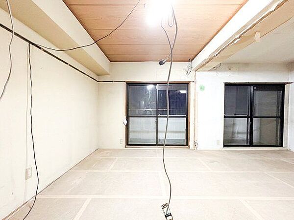 広く明るく、より心地良く暮せる空間にしました。採光・通風が周囲の空間に広がり、明るく爽やかな住まい。（AIにより家具・小物を消去したCG加工画像です）