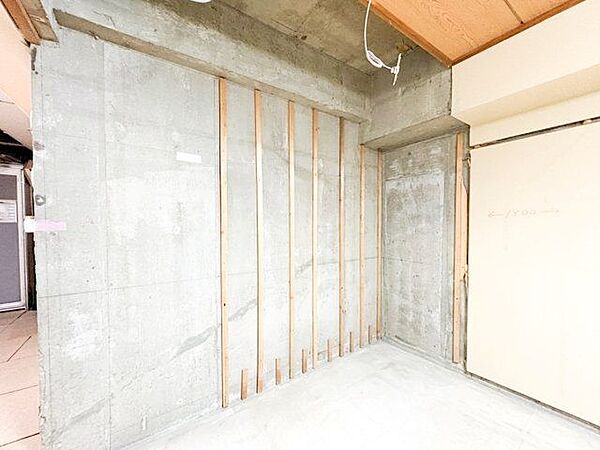 一日の疲れをいやしてくれる主寝室。時を忘れて過ごす場所として過ごせるお部屋。 （AIにより家具・小物を消去したCG加工画像です）