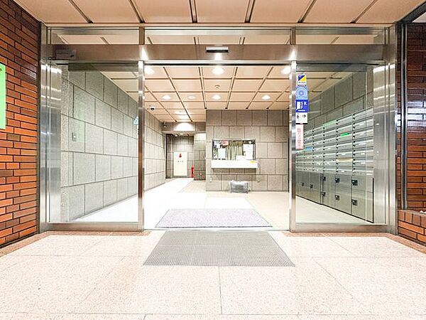 外と内をつなぐエントランスは、まさに顔となる場所。シンプルながらも上質な空間を作り出します。