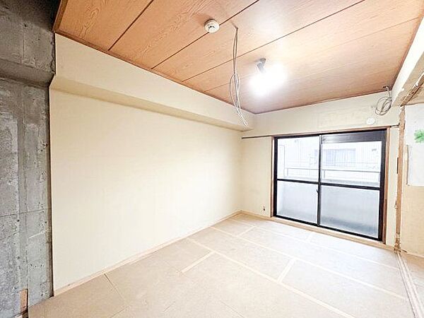 リビングには光が溢れ、風が通る心地よい毎日を過ごすことができます。（AIにより家具・小物を消去したCG加工画像です）