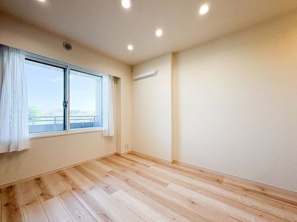居心地のいい暮らしには欠かせない眩い採光。窓からこの空間に降り注ぐ採光が絶えません。