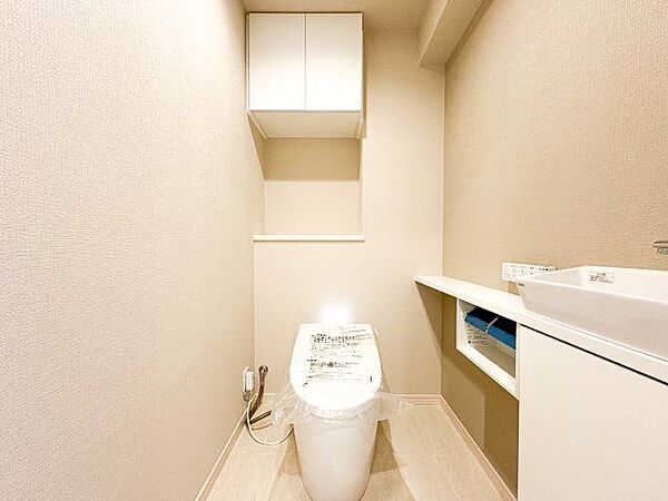 毎日使うものだから、「シンプルでムダのないデザイン」で空間と調和するタンクレストイレ。