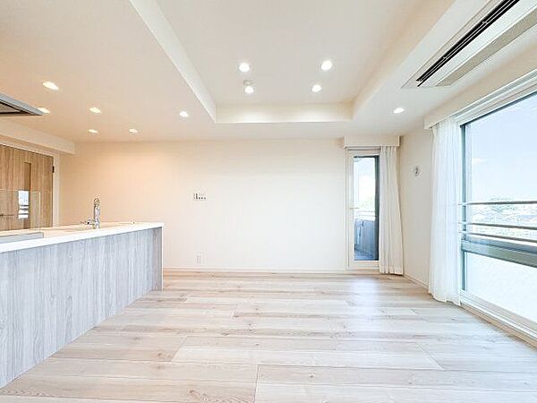 吹きぬける風を感じながら爽やかで風通しの良い暮らし。心に余裕をもたらす快適住戸。