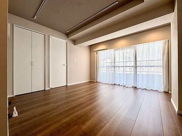 リビングには大きな窓。太陽光が降り注ぐ気持ちのいい空間に家族みんなが集います。