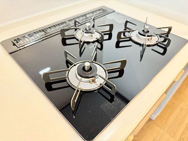 忙しいときでも一度にたくさんの料理が作れる3口コンロ。使い勝手の良さを考えました。