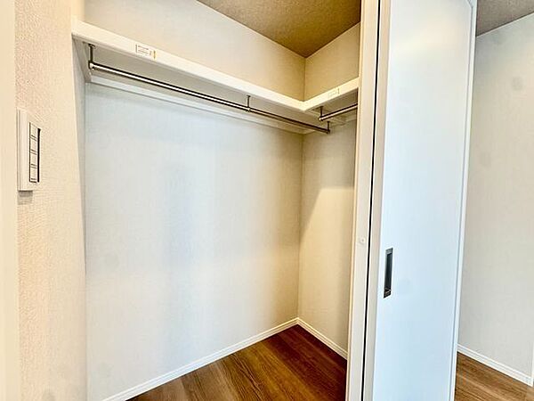 充分な収納スペースを確保。居室内に余計な家具を置く必要がないので、シンプルですっきりとした暮らし。