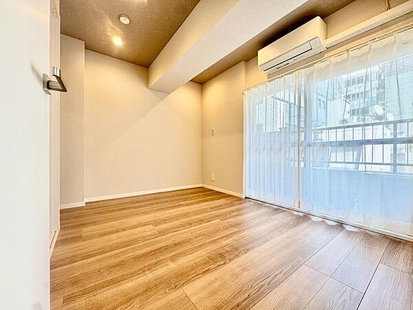 開口部が広くたくさんの陽を取り入れます。窓を開ければ気持ちよい風が舞い込んできて開放的な空間を演出。