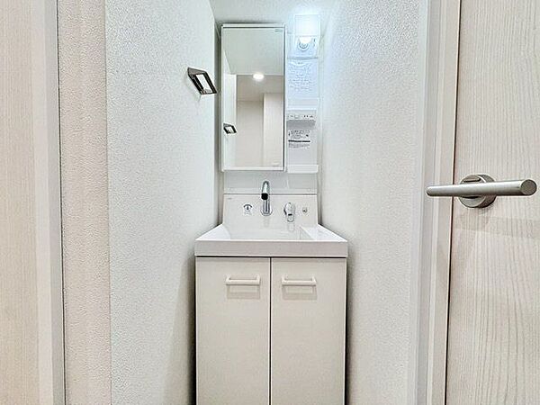 清潔感のある色合いのプライベート空間は、身だしなみチェックや肌のお手入れに最適です。
