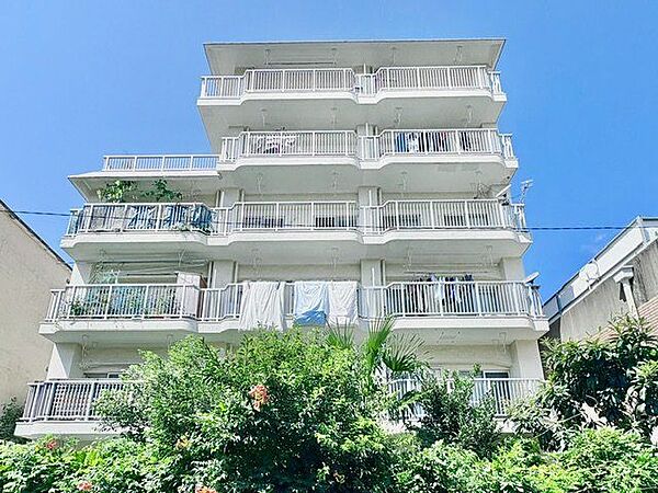 閑静な住宅街に佇む重厚感のある低層マンション。ゆったりと落ち着いた時間をお過ごしいただけます。