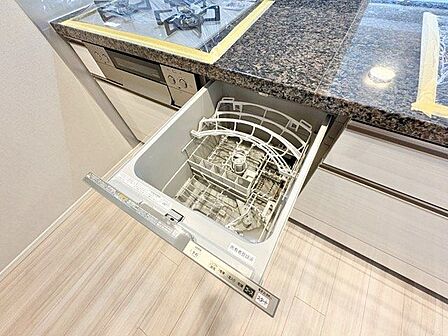 食器を洗っている間にお掃除など、様々なシーンで家事の時短に役立つビルトイン食洗機。