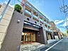 外観：時代の移ろいを重ね、趣きのある風情が浮かび上がる佇まいのマンションです。