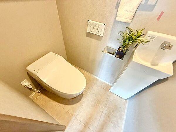 毎日使うものだから、「シンプルでムダのないデザイン」で空間と調和するタンクレストイレ。