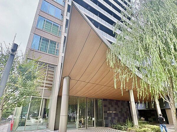 重厚感のあるグランドエントランスは、上質な暮らしのはじまりを予感させます。