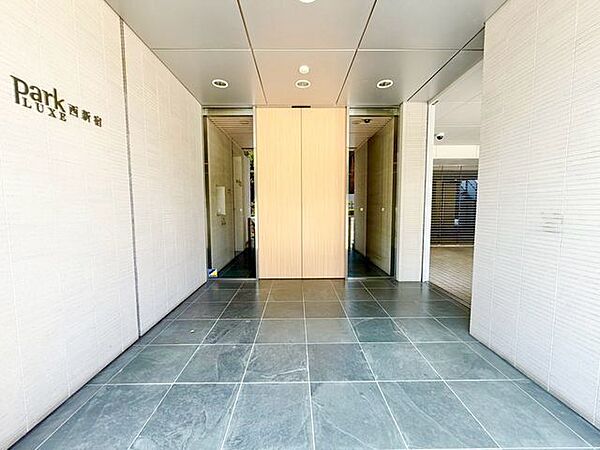 外と内をつなぐエントランスは、まさに顔となる場所。シンプルながらも上質な空間を作り出します。
