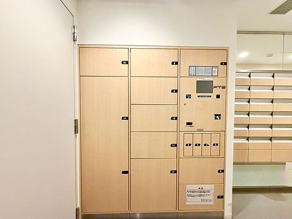 宅配ＢＯＸ。お仕事やお出かけで荷物が受け取れない時も大変便利です。