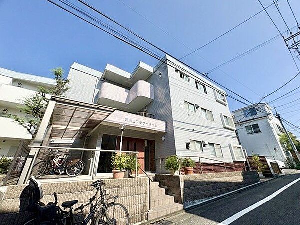 いくつもの季節が過ぎ去り、人々の想い出を見守り続けて来た本邸宅。人生を楽しむための住まいになりました。