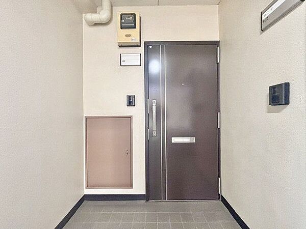 毎日出入りに使う玄関は外出する時は爽やかに、帰宅するときはホッとする落ち着いた空間へ。