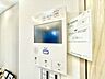 玄関：「見える安心」をカタチにしました。誰が来てもわかる様にモニター付きインターホンを設置。