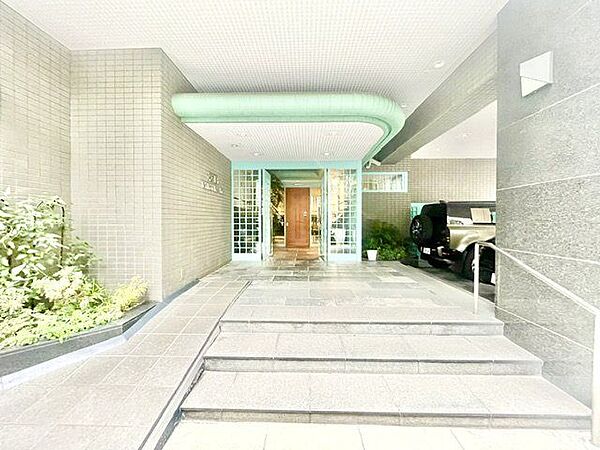 落ち着きのある温かな風情のエントランスは、訪れる方々を優しく包み込み、心地よい空間を演出しています。