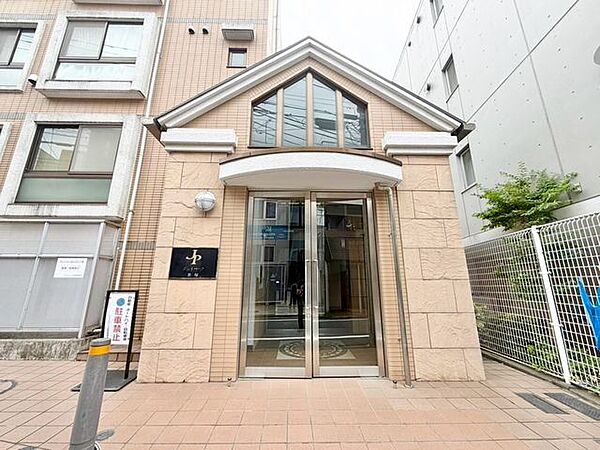 満ち足りたプライベートへ誘う気品あるエントランス。時が経てば経つほどにその価値が深まります。
