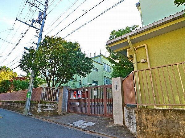 渋谷区立笹塚中学校 650m