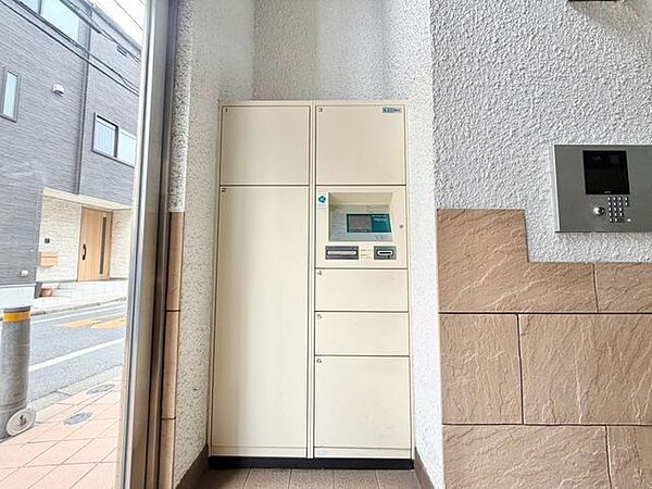 お仕事やお出かけで荷物が受け取れない時も大変便利な宅配ボックス完備。