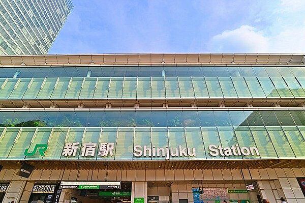 JR新宿駅 650m