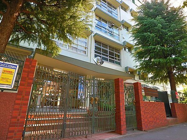 渋谷区立原宿外苑中学校 1900m