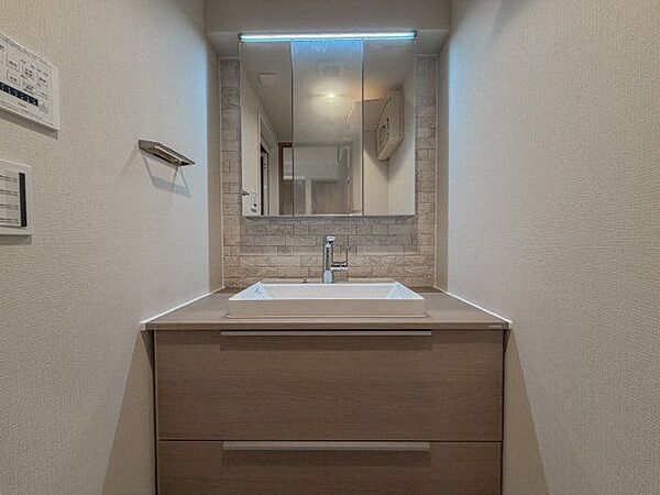 清潔感のある色合いのプライベート空間は、身だしなみチェックや肌のお手入れに最適です。