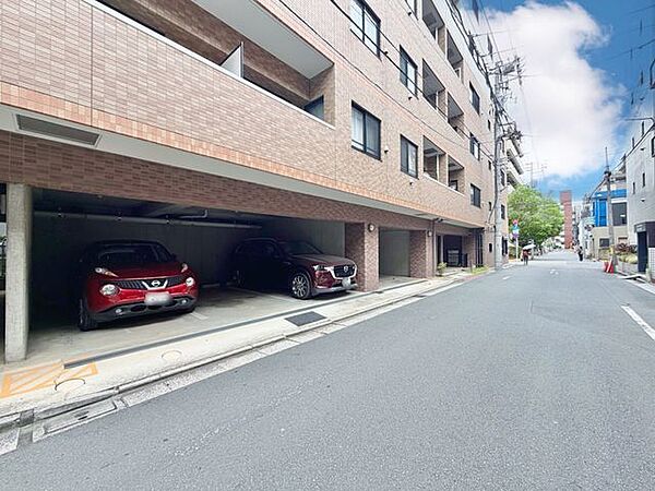 敷地内駐車場（空の加工を生成AIで行っています）