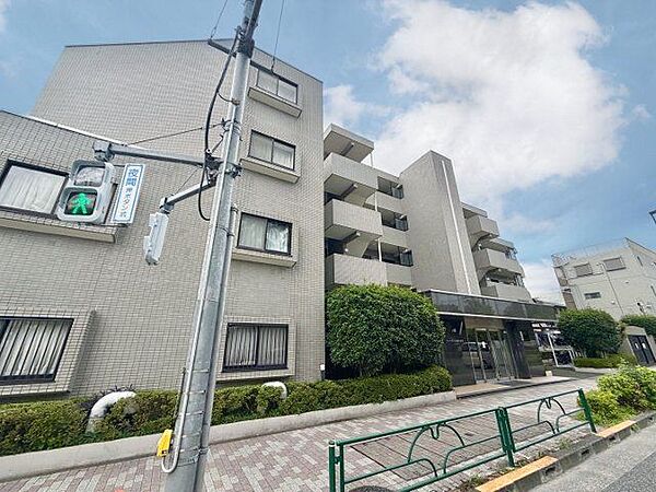 住まいは明日へのエネルギーを養うオアシスだとすれば、元気のでる存在でなければなりません。（空の加工を生成AIで行っています）