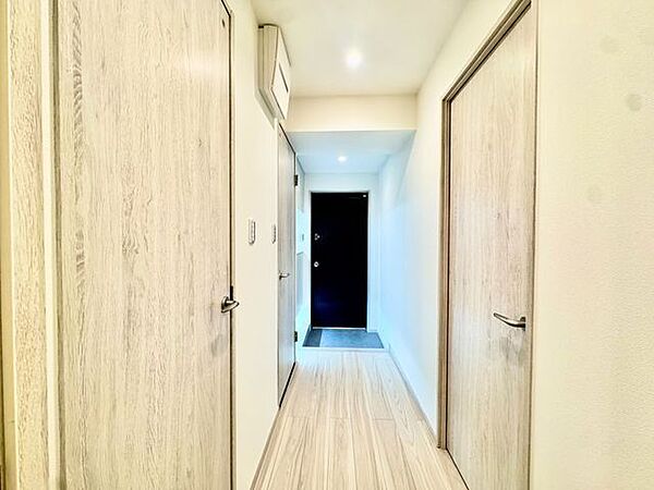 毎日出入りに使う玄関は外出する時は爽やかに、帰宅するときはホッとする落ち着いた空間へ。
