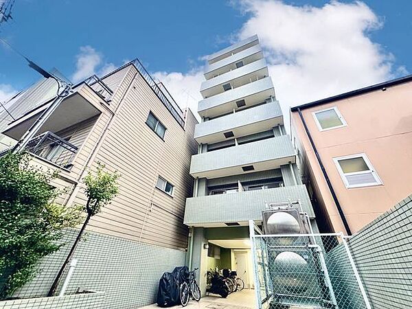 時代と共に変わりゆく街並みと、住む人の変わらない思いを融合。いつまでも誇りに思える住まいへ。（空の加工を生成AIで行っています）