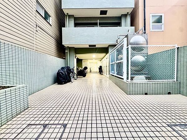エントランスは日常的に目にする場所であるため、落ち着いた雰囲気を感じる空間だと好印象です。