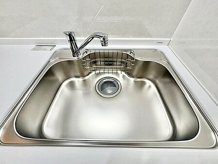 大きな調理器具や食器類もゆったり洗えるシンクです。