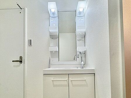 清潔感のある色合いのプライベート空間は、身だしなみチェックや肌のお手入れに最適です。