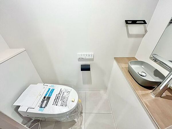 毎日使うものだから、「シンプルでムダのないデザイン」で空間と調和するタンクレストイレ。