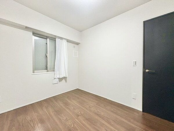ナチュラルカラーのフローリングのお部屋は、温かみを感じさせリラックスをもたらす効果があります。