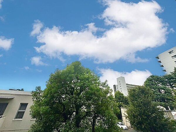 さまざまな表情の景色を眺めながら、くつろぎのひと時をお過ごし頂けます。（空の加工を生成AIで行っています）