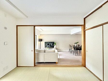 リビングの続き間としても利用できる和室。お子様の遊び場や客間として最適です。