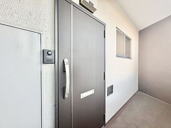 落ち着きのある温かな風情のエントランスは、訪れる方々を優しく包み込み、心地よい空間を演出します。