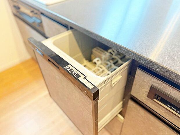 食器を洗っている間にお掃除など、様々なシーンで家事の時短に役立つビルトイン食洗機。