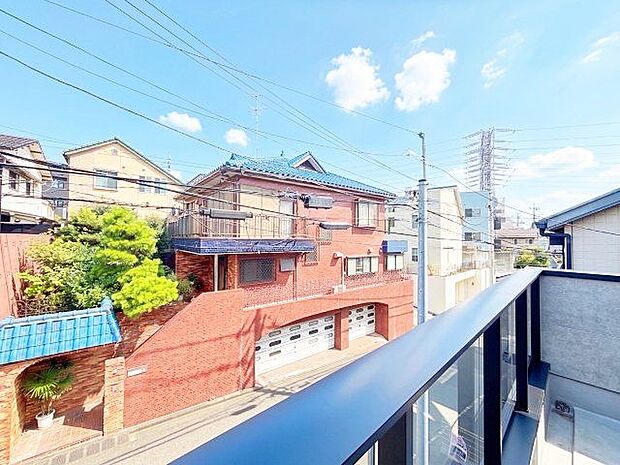 さまざまな表情の景色を眺めながら、くつろぎのひと時をお過ごし頂けます。(空の加工を生成AIで行っています)