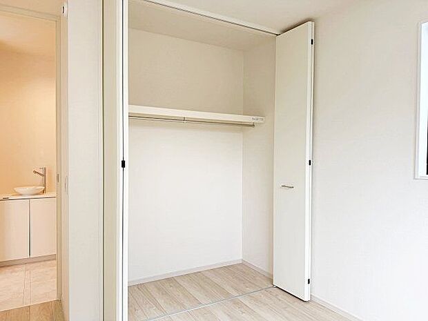 充分な収納スペースを確保。居室内に余計な家具を置く必要がないので、シンプルですっきりとした暮らし。