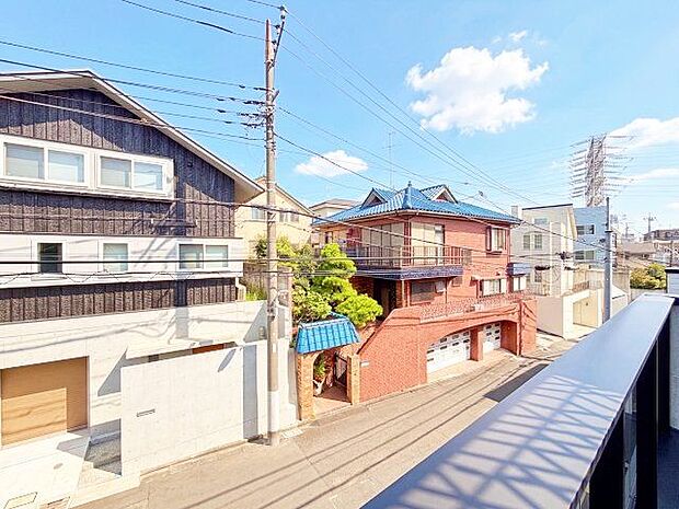 さまざまな表情の景色を眺めながら、くつろぎのひと時をお過ごし頂けます。（空の加工を生成AIで行っています）