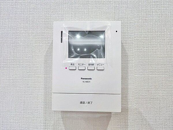 「見える安心」をカタチに。来訪者の確認ができるモニター付インターホン完備。