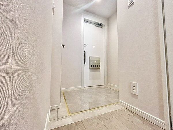 上質感漂うゆとりの広さの玄関スペース。安らぎに満ちた生活空間を予感させてくれます。