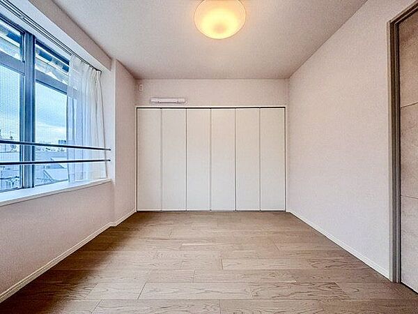 住まう方自身でカスタマイズして頂けるように「シンプル」にデザインされた室内。